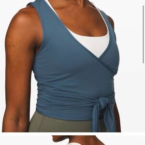 Lululemon twist me up crop tank. Size 4. Blue
